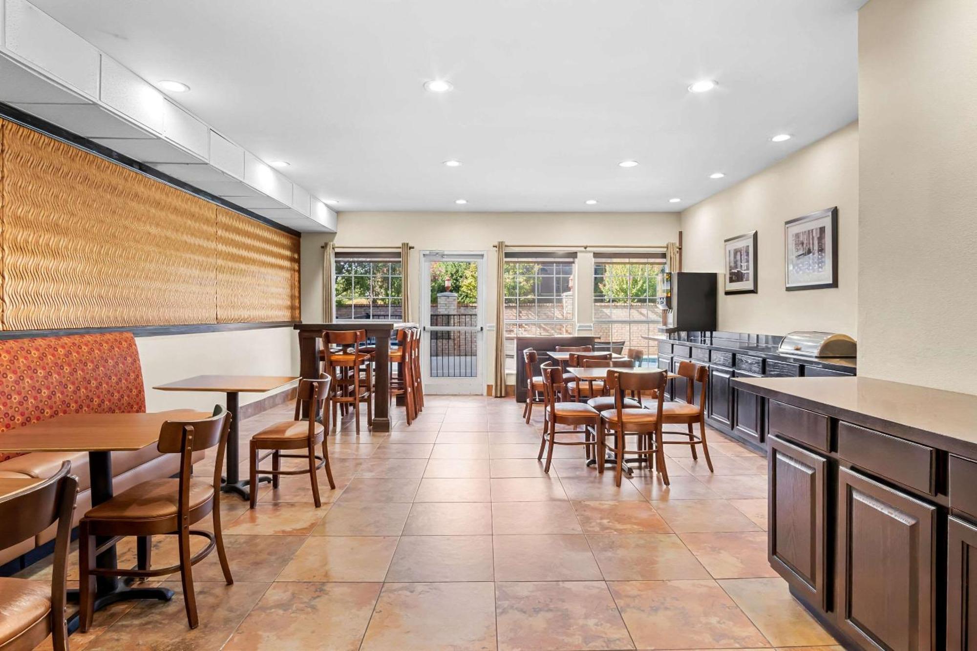 Mainstay Suites Addison-Dallas Buitenkant foto